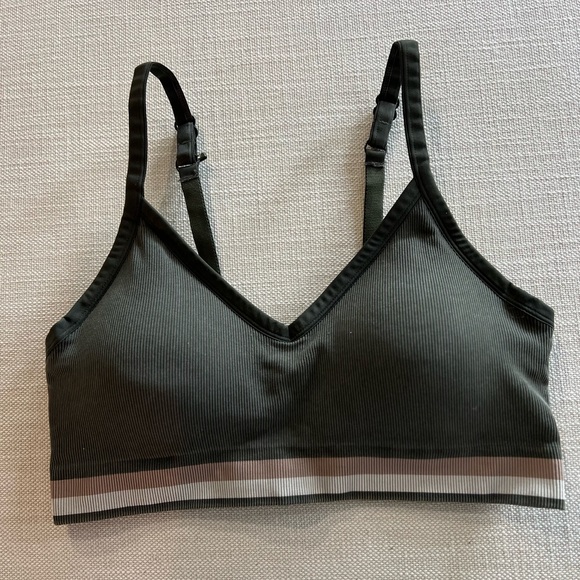 New! Spanx Soft Stretch Seamless Low Impact Sports Bra! - Picture 1 of 6